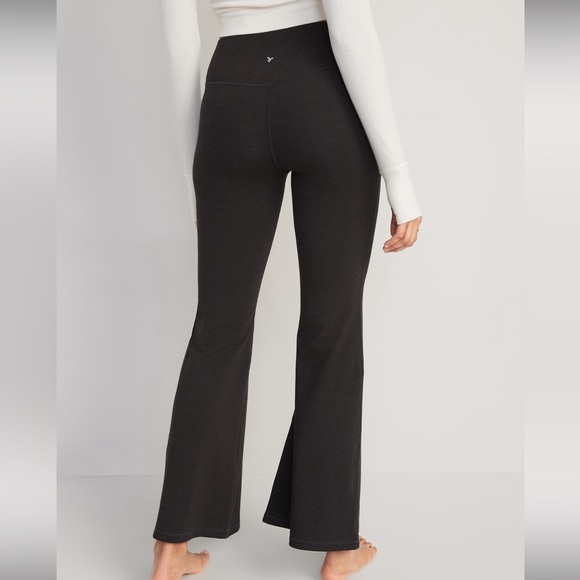 Old Navy Extra High-Waisted PowerChill Super-Flare Pants Carbon Tall - Picture 2 of 8